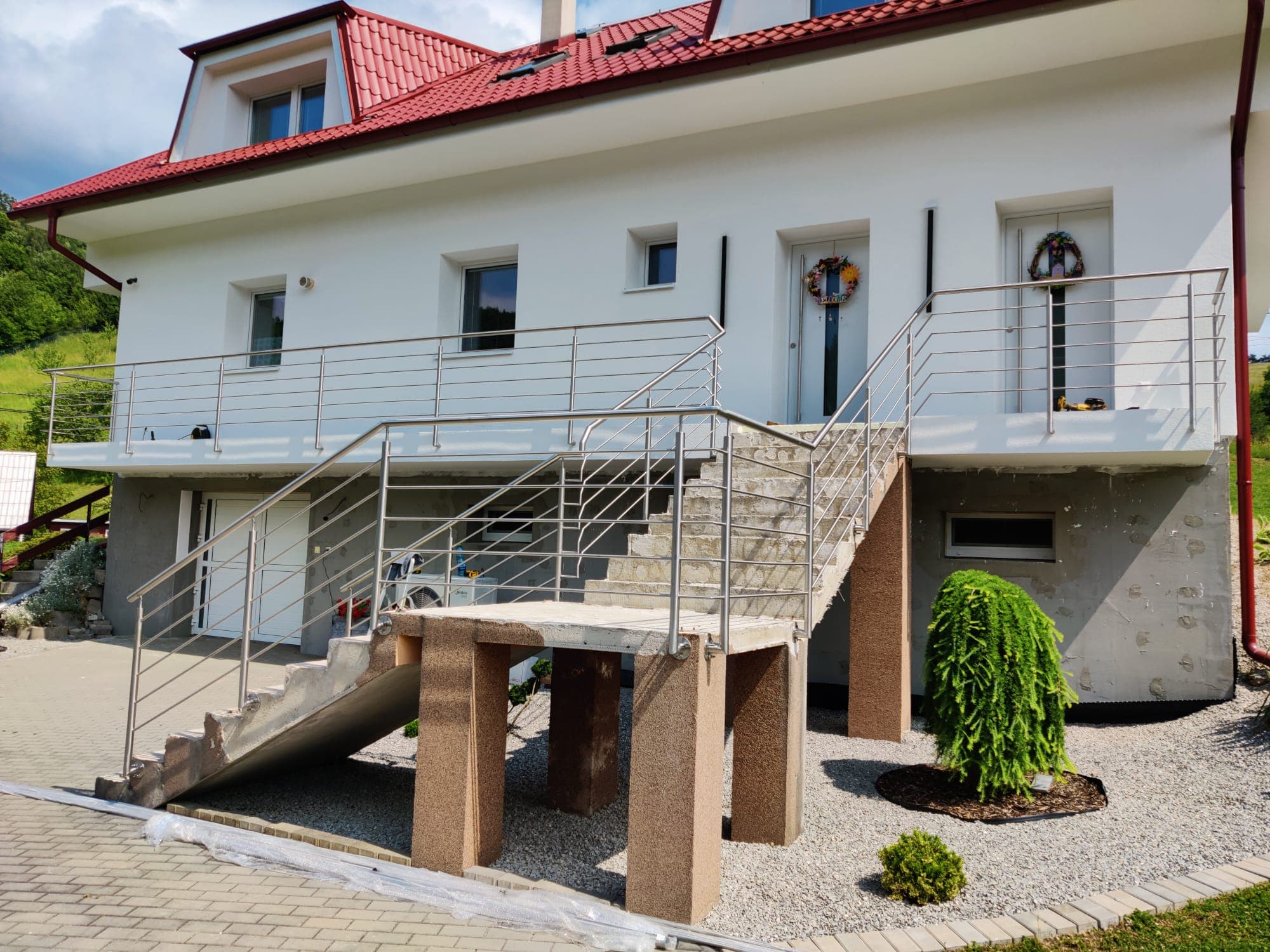 Nerezové zábradlie na vonkajšom schodisku a terase rodinného domu